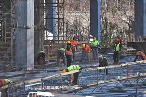 trabalhadores da construção civil no local com máscaras de proteção para covid 19 foto