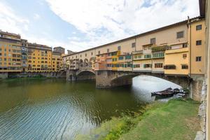 florença, a velha ponte com barcos foto