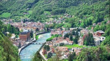 o rio brembo atravessa a estância turística do vale brembana san pellegrino terme foto