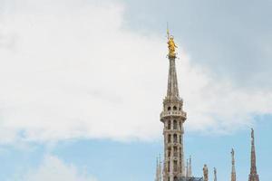 virgem maria no topo do duomo em milão foto