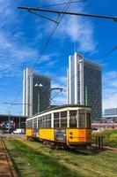 passagem de um bonde na área da estação porta garibaldi foto