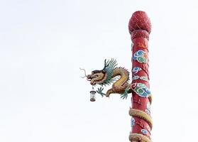 poste de luz com dragão no templo chinês foto