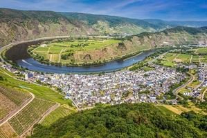 vista do loop de mosel perto da aldeia de bremm foto