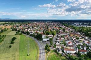 imagem panorâmica aérea da cidade de moerfelden na área sul de hesse durante o pôr do sol foto