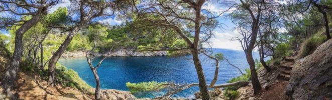 imagem panorâmica da praia solitária na ilha de maiorca foto