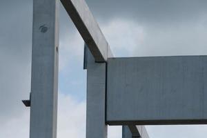 elementos de concreto pré-moldado no canteiro de obras durante a instalação foto