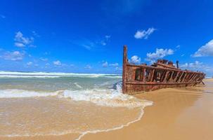 foto de um naufrágio enferrujado na praia de setenta e cinco milhas na ilha de frazer na austrália