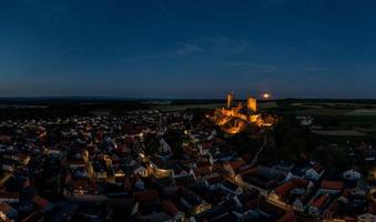imagem da ruína iluminada do castelo muenzenberg na alemanha à noite foto