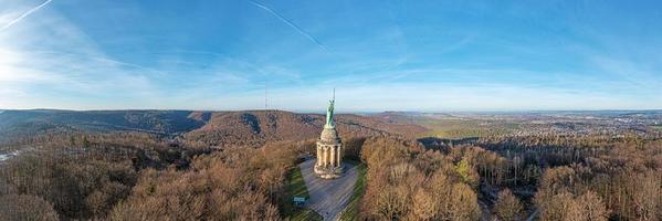 imagem de drone do monumento de arminius na floresta de teutoburg perto da cidade alemã detmold tirada pela manhã foto