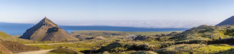 vista panorâmica do vulcão snaefellsjokull sobre a península de snaefells na islândia no verão foto