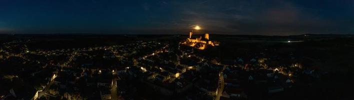 imagem da ruína iluminada do castelo muenzenberg na alemanha à noite foto