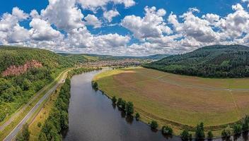 drone panorama sobre o rio principal na alemanha foto