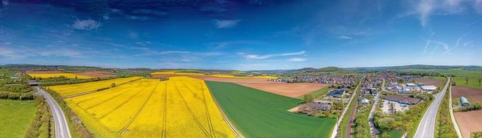 imagem de drone aéreo de campo de estupro na primavera em cor amarela brilhante típica foto