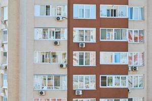 edifício de vários andares com novos apartamentos modernos foto