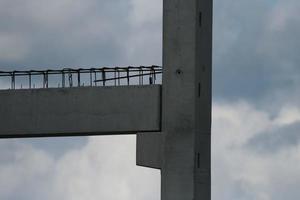 elementos de concreto pré-moldado no canteiro de obras durante a instalação foto