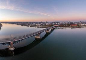 panorama de drones no Reno sobre a ponte Theodor-Heuss na margem do Reno de Mainz ao nascer do sol foto