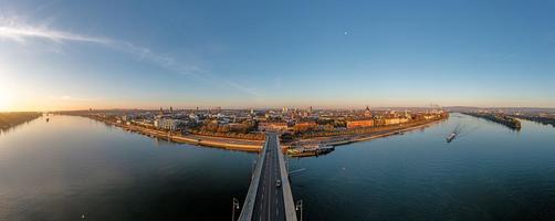 panorama de drones no Reno sobre a ponte Theodor-Heuss na margem do Reno de Mainz ao nascer do sol foto