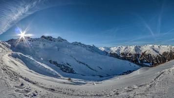 imagem panorâmica sobre uma área de esqui na áustria foto