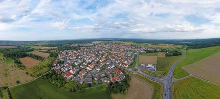 panorama de drones sobre offenthal do assentamento hessiano do sul alemão perto de darmstadt à luz da noite foto