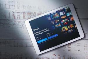 málaga, espanha, 21 de dezembro de 2022 - visão superior do tablet digital streaming disney plus na tela. app disney plus para filmes e séries.