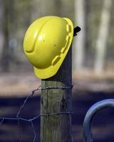 um capacete de trabalhadores da construção civil amarelo foto