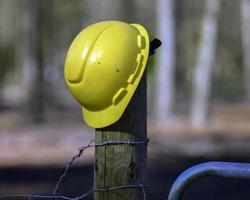 um capacete de trabalhadores da construção civil amarelo foto