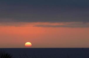 nascer do sol sobre o oceano atlântico em março, visto de hilton head island, carolina do sul. foto