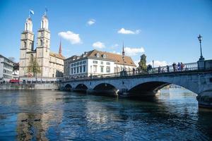 zurique, suíça-17 de abril de 2018, vista de linderholf a cidade velha de zurique no rio limmat e catedral frauenmunster, suíça foto