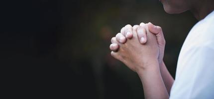 banner com espaço de cópia das mãos da mulher orando a Deus no fundo da natureza. panorama do culto feminino com fé e amor. conceito de religião, cristianismo, fé, paz, esperança foto