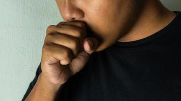 close-up do homem tossindo. conceito médico e de saúde. tosse porque resfriado e bronquite foto