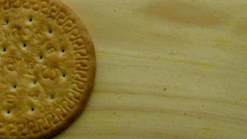 biscoitos de manteiga na tábua de madeira foto