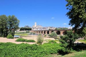 uma visão de nevers no centro da frança foto