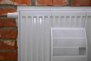 radiador de aquecimento central com regulador e humidificador foto