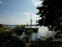 velho barco atracado na água do rio ou lago foto