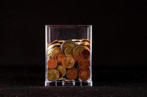 moedas em um copo foto