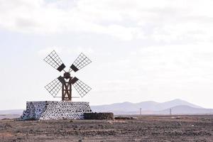 moinho de vento tradicional sob céu azul claro foto