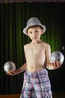 garotinho aprende a fazer malabarismos. filho do circo. foto