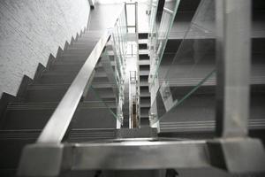 escada em um prédio de escritórios de vários andares. foto
