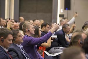 bielorrússia, cidade de minsk, 26 de setembro de 2019. evento público. espectadores na conferência com tradutores e telefones. foto