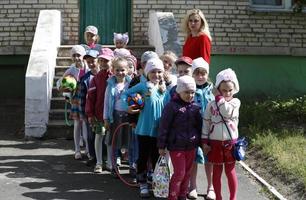 bielorrússia, cidade de gomil, 16 de maio de 2016. jardim de infância. um grupo de crianças com uma professora sai para passear. foto