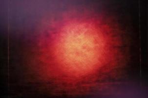 fundo grunge vermelho com uma vinheta escura e um ponto de luz no meio. foto