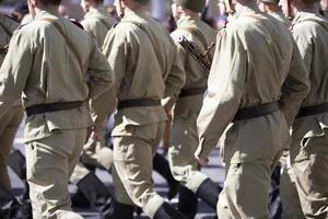 soldados russos com botas de lona estão nas fileiras. foto