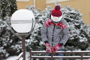 criança no inverno. menino com um chapéu de boneco de neve. foto