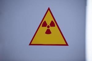 sinal de radiação nas portas do hospital. aviso de alta radiação. foto