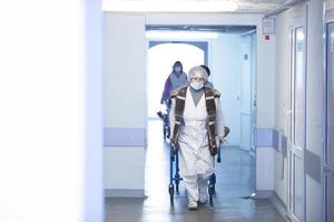 corredor de um hospital russo com uma enfermeira e uma maca. foto