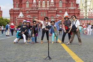 Rússia, Moscou, 29 de julho de 2018 Praça Vermelha. turistas chineses em moscou tiram uma selfie. foto