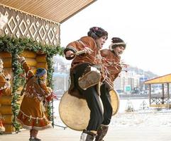 kamchatka, rússia - 16 de julho de 2022- performance de conjunto folclórico em trajes indígenas de kamchatka. foco seletivo foto