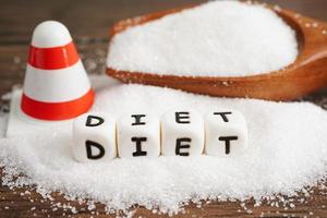 açúcar, açúcar granulado doce com texto, prevenção de diabetes, dieta e perda de peso para uma boa saúde. foto