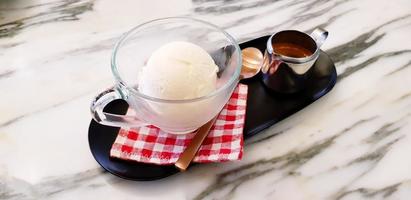 sobremesa de café affogato, xícara de sorvete de baunilha com caneca de café expresso em aço inoxidável, colher de chá de cobre e algodão xadrez vermelho na bandeja preta na mesa de mármore branca com espaço para cópia - bebida refrescante foto