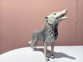 imagem de foto criativa de animal de brinquedo de lobo